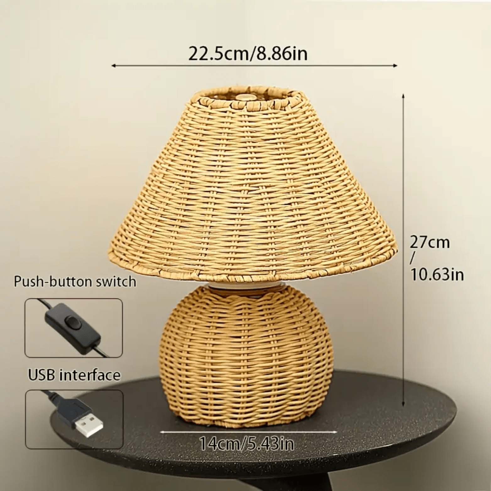 Rotan tafellamp van 27 cm hoog met USB-aansluiting en drukknopschakelaar, handgevlochten design.