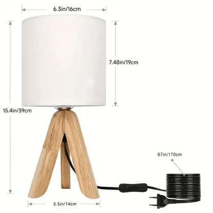 Tafellamp van 39 cm hoog met witte kap, houten driepoot en zwart snoer van 170 cm met stekker.